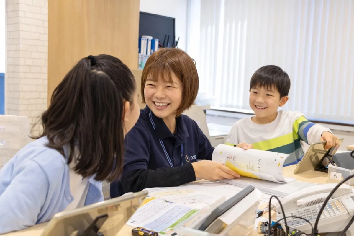 Swimmy プログラミングスクール - メンターと子どもたちの対面レッスン